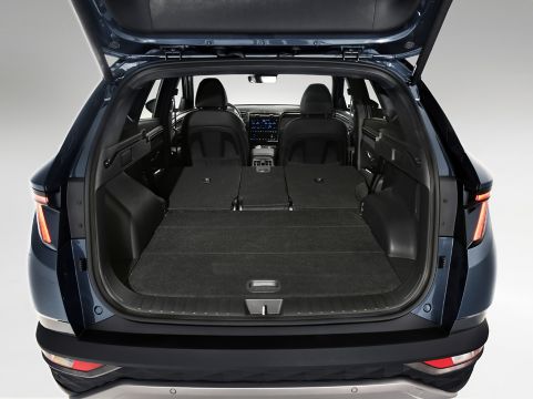 Obrázek dálkově sklopných zadních sedadel uvnitř zcela nového SUV Hyundai Tucson.